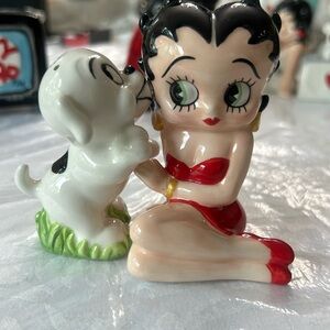 New Westland Ceramic Betty Boop & Pudgy Kiss Magnetic Salt & Pepper Shaker Set